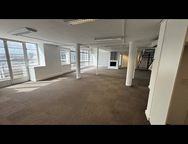 BUSINESS PROPERTY TO RENT IN GREEN POINT